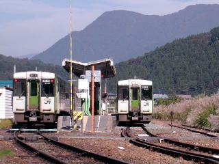 替佐駅に入ってきた飯山線の列車