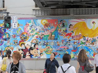 高田馬場駅高架下の壁画